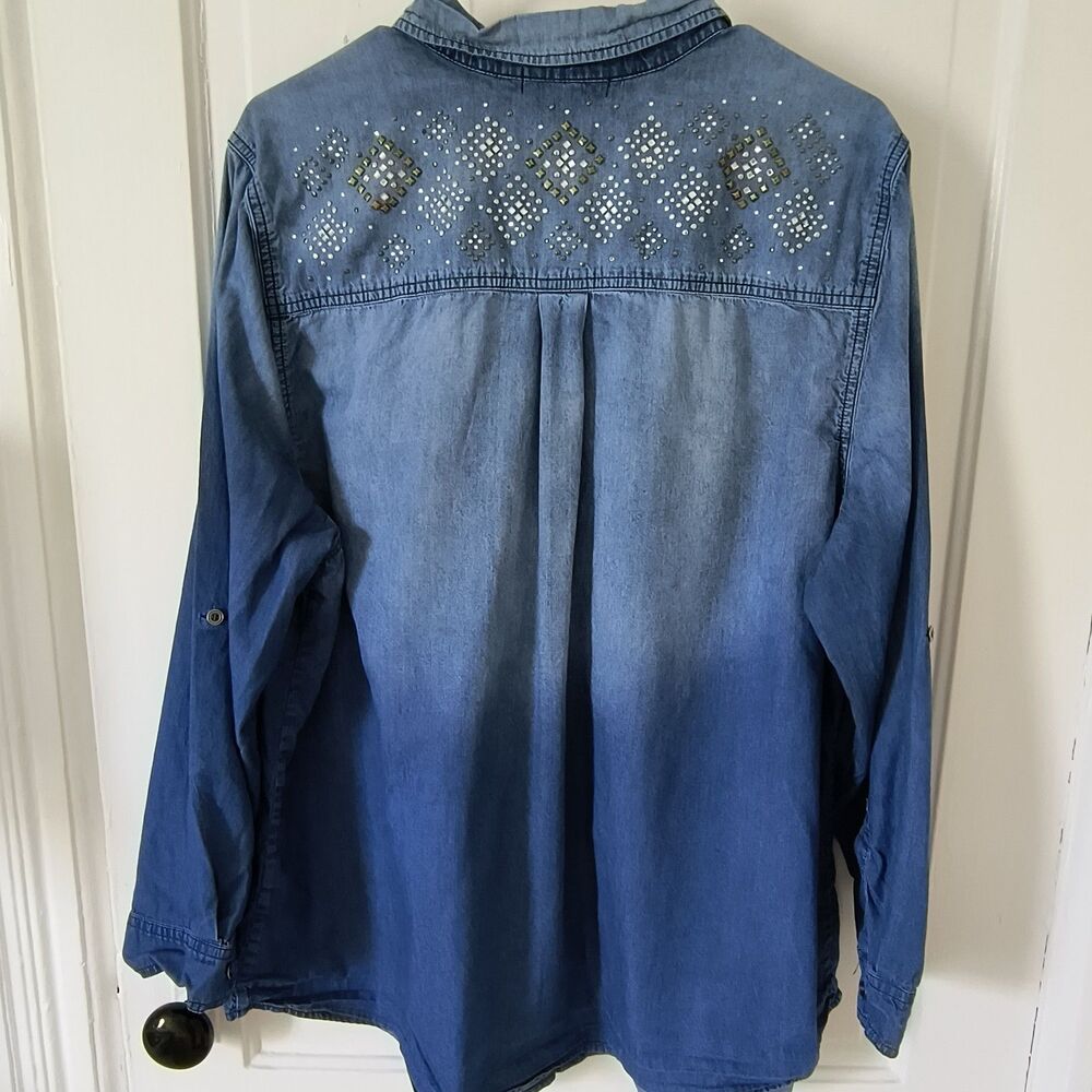CJ Banks Denim Shirt 2X Blue Tie dye Roll Tab Sleeves Bling Rodeo Festival - Picture 3 of 16